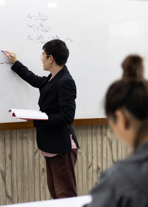 26. ¿Por qué a muchos coreanos les gusta ir a las academias?